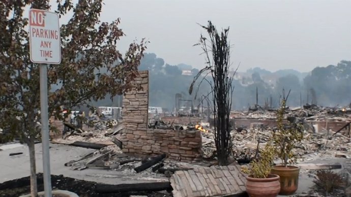 Diez muertos y miles de evacuados por incendios en California