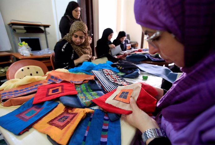 Mujeres palestinas en un taller de artesanía