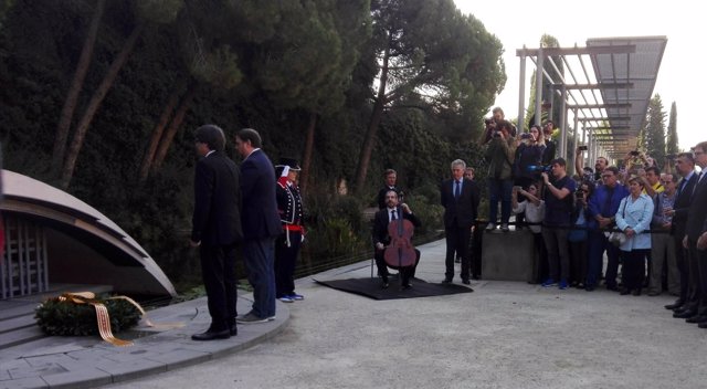 Pte.C.Puigdemont, vicepte.O.Junqueras, ante la tumba de L.Companys