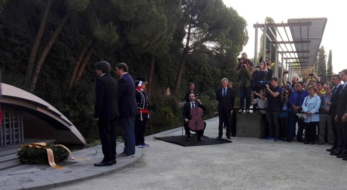 President C.Puigdemont, vicepresident.O.Junqueras, davant la tomba de Companys