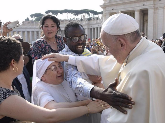 El Papa Francisco saluda a una religiosa en la Plaza de San Pedro