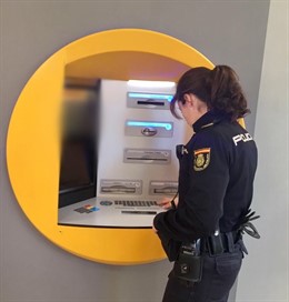 Una agente de Policía ante un cajero