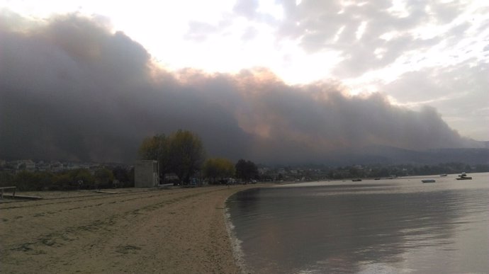 El humo cerca la playa de Cesantes, en Redondela
