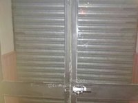 La Policía Local de Sevilla precinta un local en la calle Salado por tener bloqueadas las salidas de emergencias