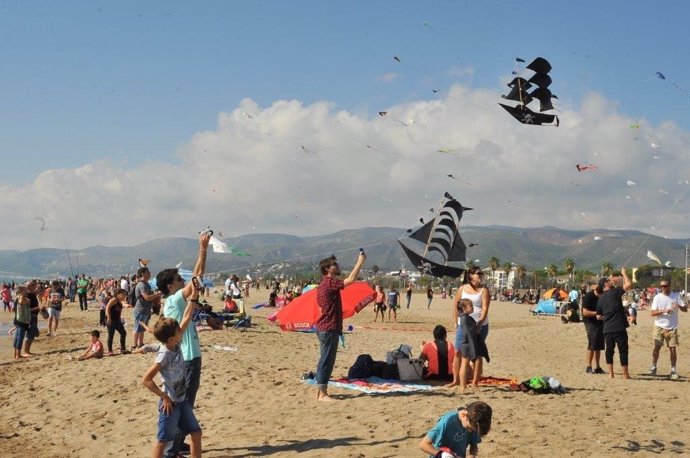 Las cometas sobrevuelan la playa de Castelldefels en un clamor por la paz