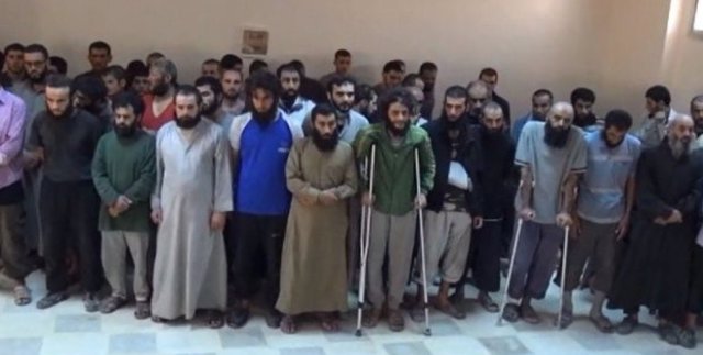 Milicianos del Estado Islámico tras entregarse en Raqqa
