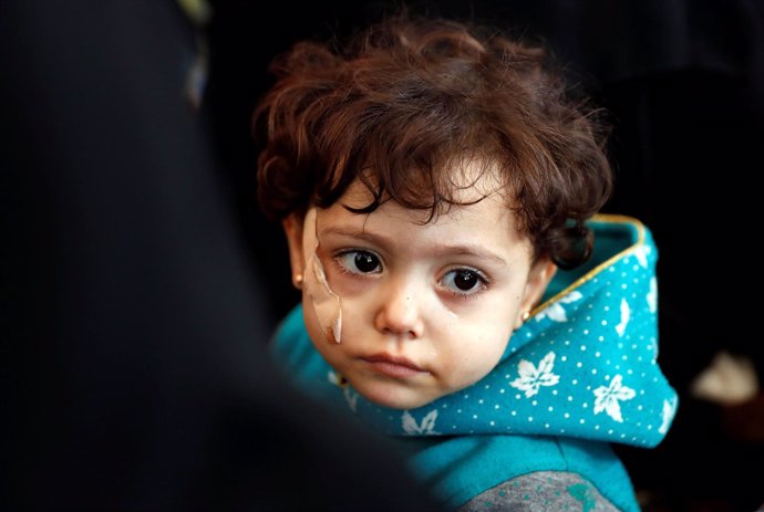Una niña herida en los combates en Raqqa