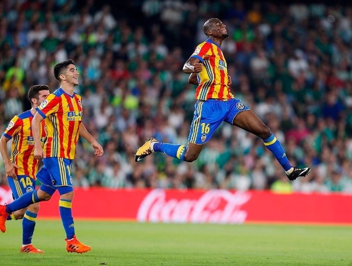 Kondgobia celebra el 0-1 en el Betis-Valencia