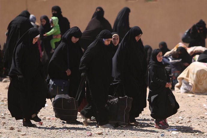 Mujeres musulmanas huyen de la ciudad siria de Raqqa