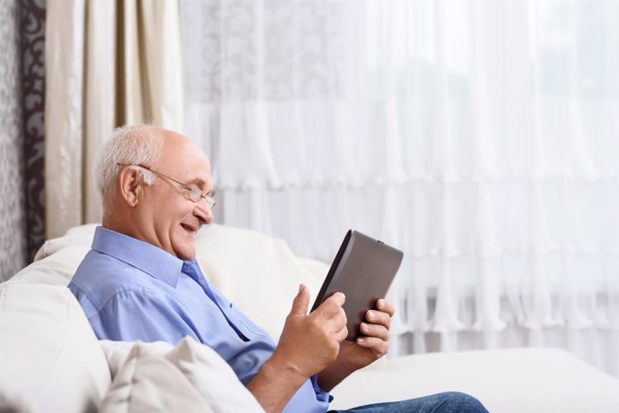 Persona mayor usando una tableta