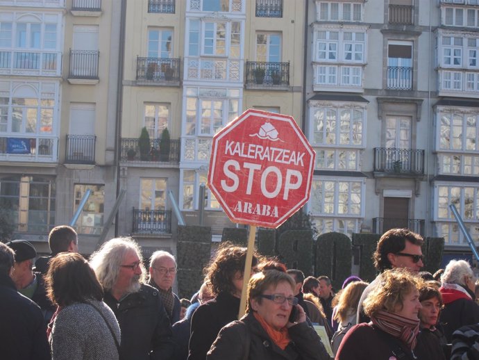 Concentración de la plataforma kaleratzaeak stop desahucios