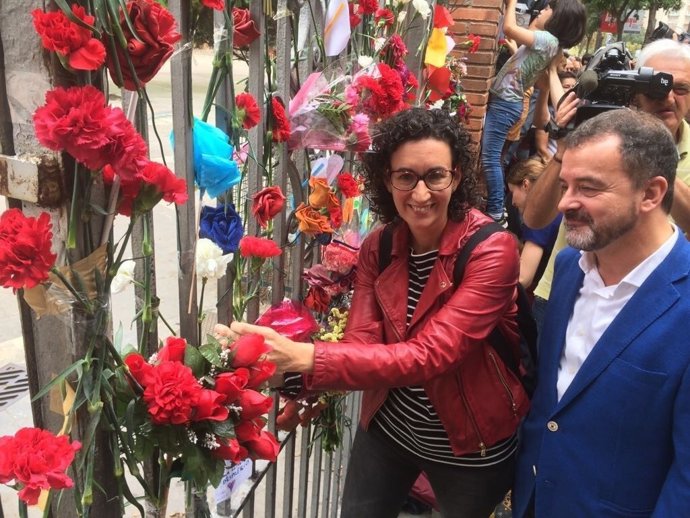 M.Rovira i A.Bosch a les portes del col·legi Ramon Llull