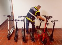 Detenidos dos jóvenes por robar una veintena de patinetes eléctricos de una tienda en Fuengirola