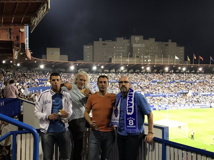 Voluntarios de 'la Caixa' acompañan a personas sin recursos al fútbol