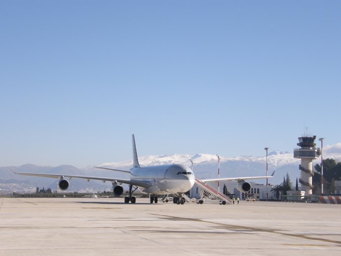 Un Airbus 340 aterriza en el Aeropuerto Federico García Lorca Granada-Jaén