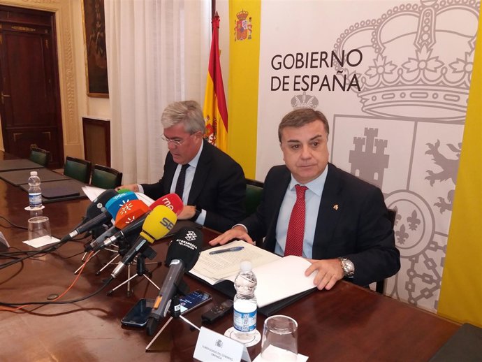 El secretario de Estado de Hacienda, José Enrique Fernández de Moya,  a la izq.