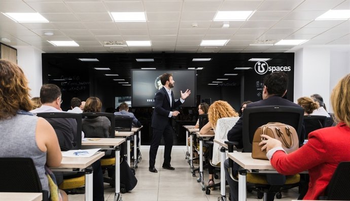 Cuenta con una sala de formación para 80 personas. 