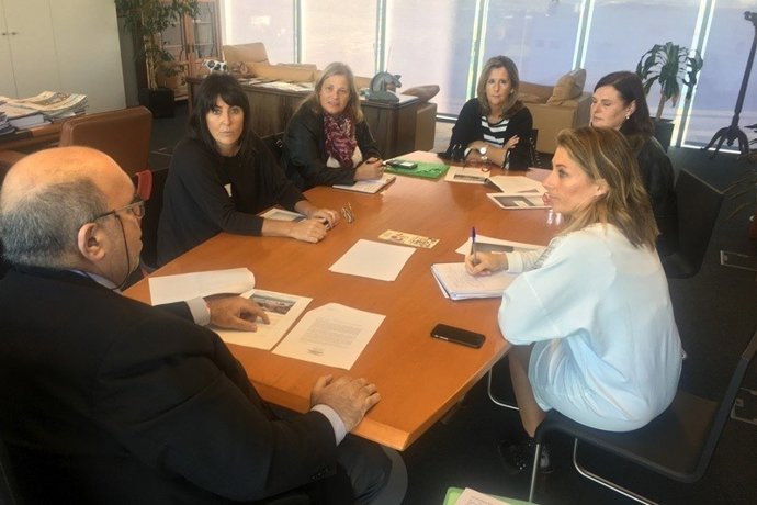 Oria con mujeres pesca