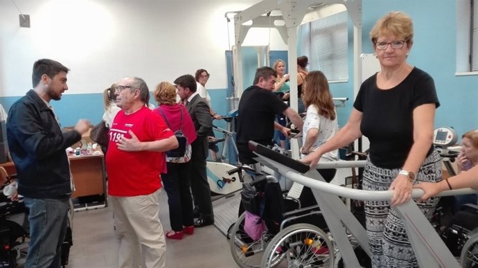 Los enfermos de esclerosis 'ocupan' la sala de Virgen de los Reyes.