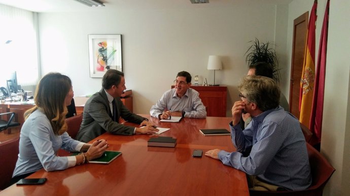 El consejero de Salud, Manuel Villegas, recibió hoy al alcalde de Lorca