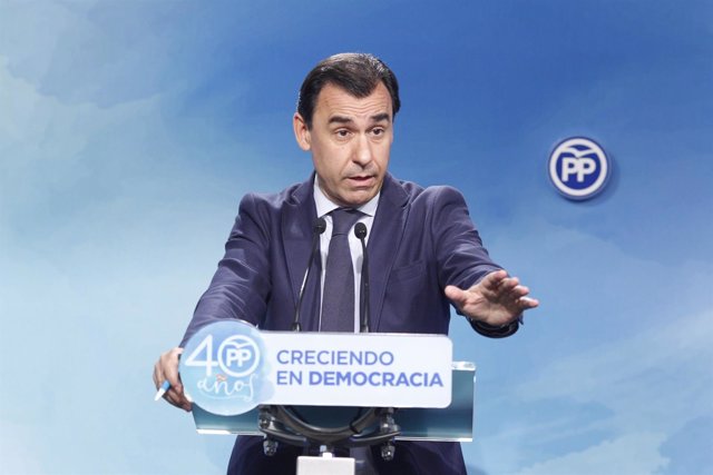 Fernando Martínez-Maillo da una rueda de prensa en la sede del PP