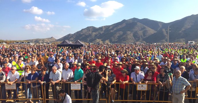 Asistentes a la protesta convocada por la Mesa del Agua en Almería