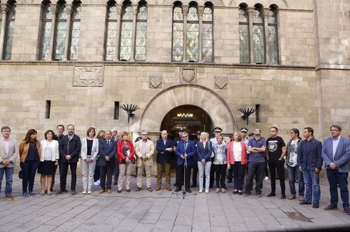 Minuto de silencio en la puerta del Ayuntamiento de Lleida