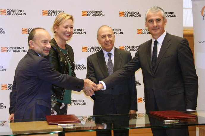 Firma del convenio entre Ibercaja y Fundación Emprender en Aragón.