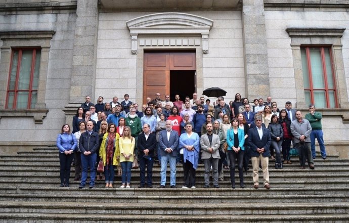 Minuto de silencio frente al Parlamento de Galicia