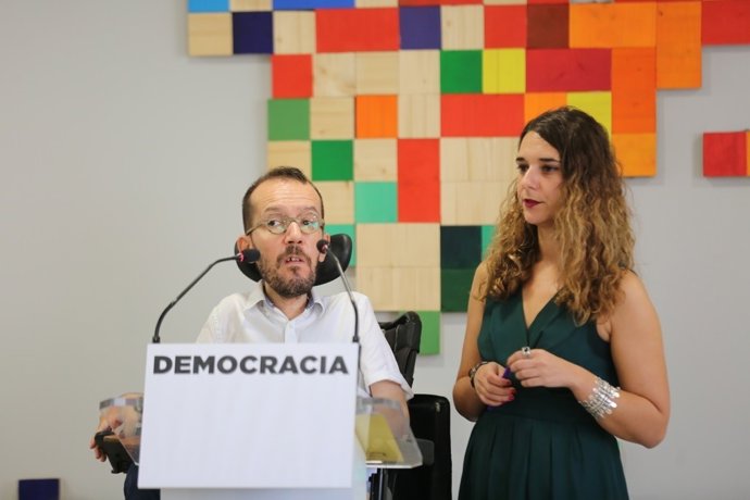 Pablo Echenique iy Noelia Vera ofereixen una roda de premsa