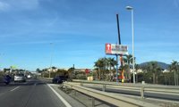 El Ayuntamiento de Estepona retira más de 200 instalaciones ilegales de publicidad en su término municipal