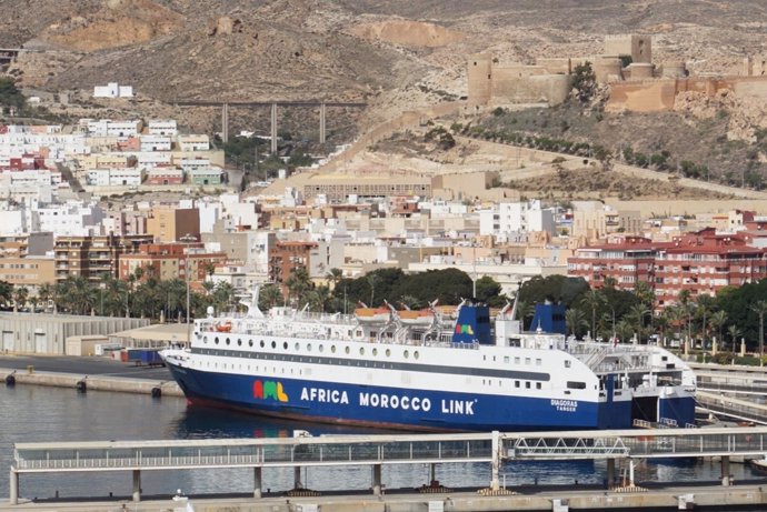 Ferry 'Diágoras' de AML en el Puerto de Almería