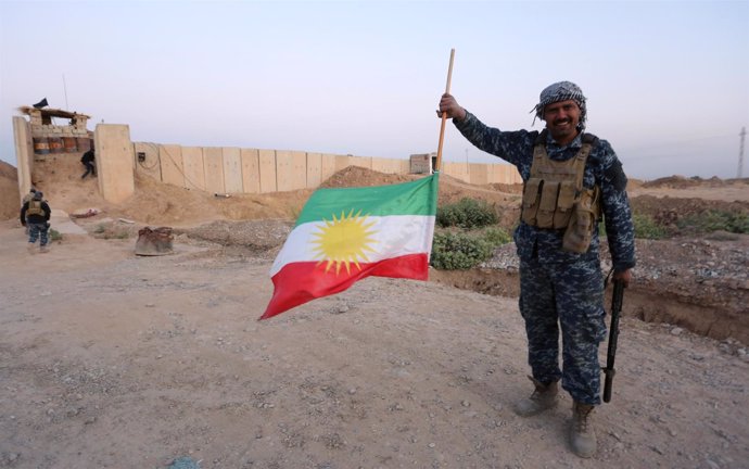 Un soldado iraquí retira una bandera del Kurdistán
