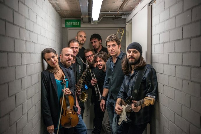 Manel Fuentes y el Spring's Team actúa este viernes en Interpeñas