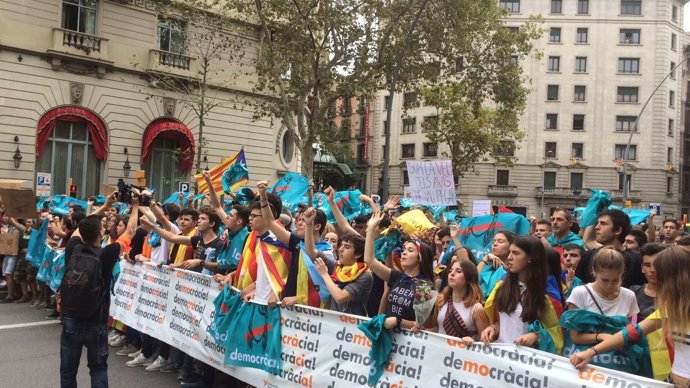 Manifestación en Barcelona por la democracia y contra la represión 1-O