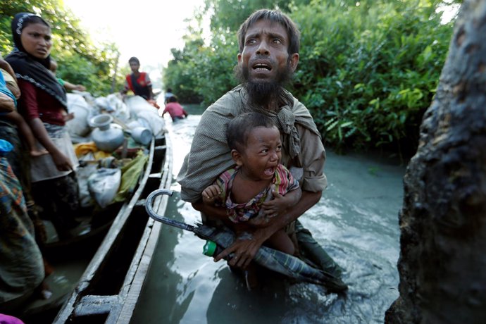 Refugiados rohingya intentando cruzar el río Naf hacia Bangladesh