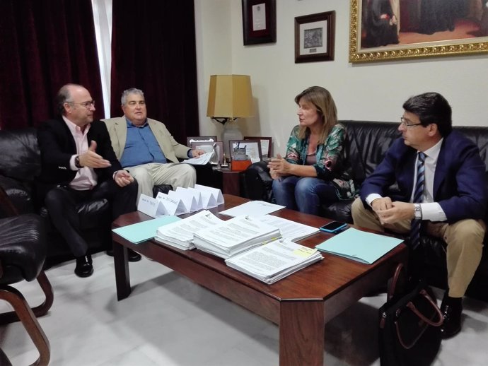 Diputados y senadores del PP con el decano del Colegio de Abogados de Almería