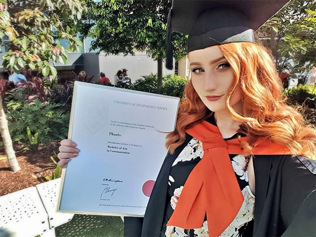 Phoebe, austriana graduada en arte a pesar de su dislexia, discalculia, disgr