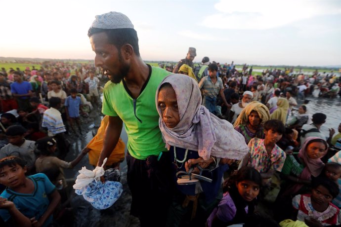 Una refugiada rohingya intentando cruzar de Birmania a Bangladesh