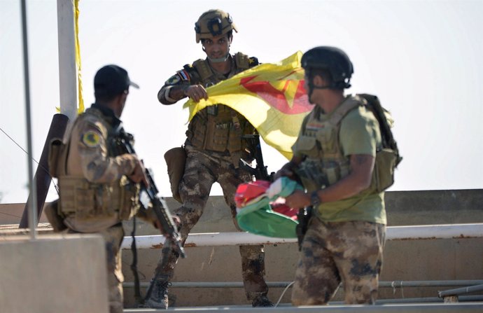 Soldados con banderas kurdas en Kirkuk
