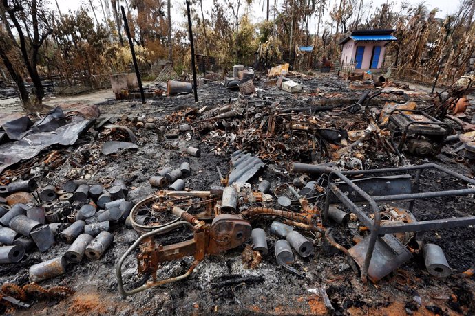 Restos de una casa quemada en el estado de Rajine, Birmania