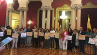 El Parlament celebra un acto simbólico contra la pobreza y la desigualdad