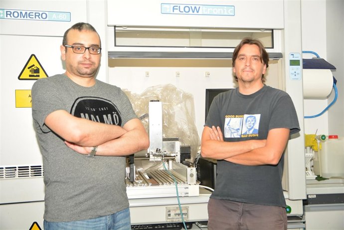 Los investigadores posan delante del laboratorio