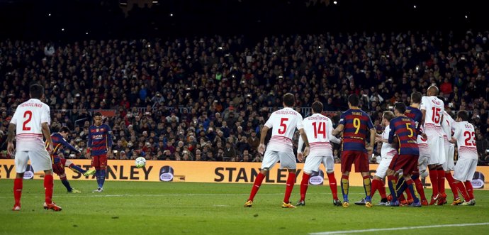 Messi anota de falta el 1-1 ante el Sevilla 