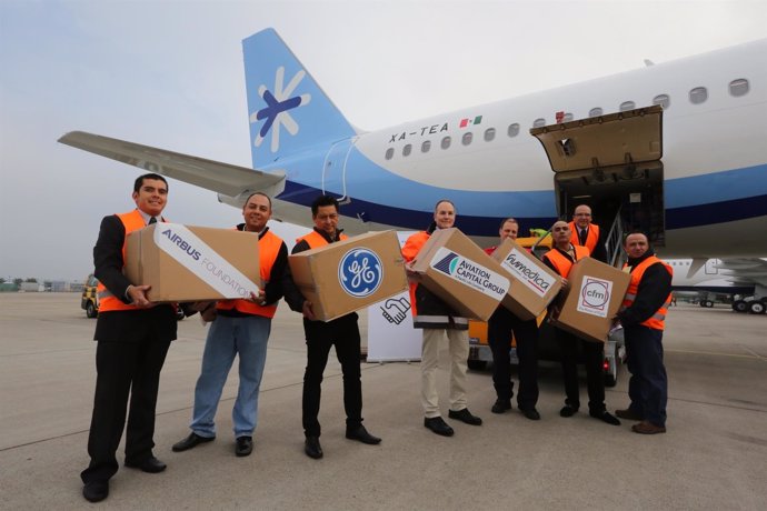 Cargamento de material de primeros auxilios en el último A321 de Interjet en Air