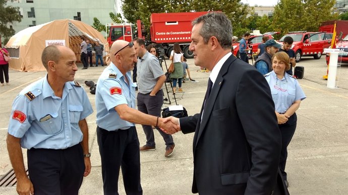 El conseller d'Interior, Joaquim Forn, saludant els Bombers 