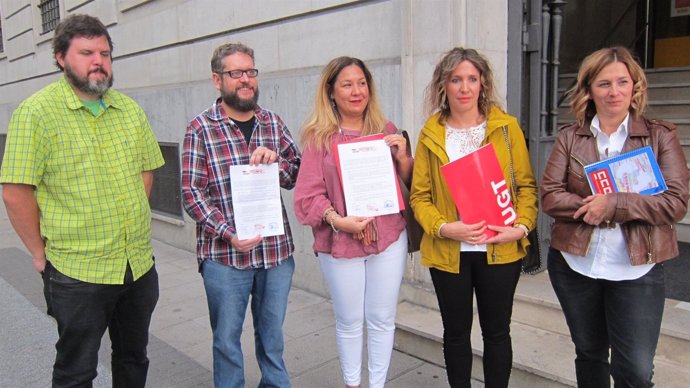 Representantes de CCOO, UGT y STEC en la Delegación de Gobierno 