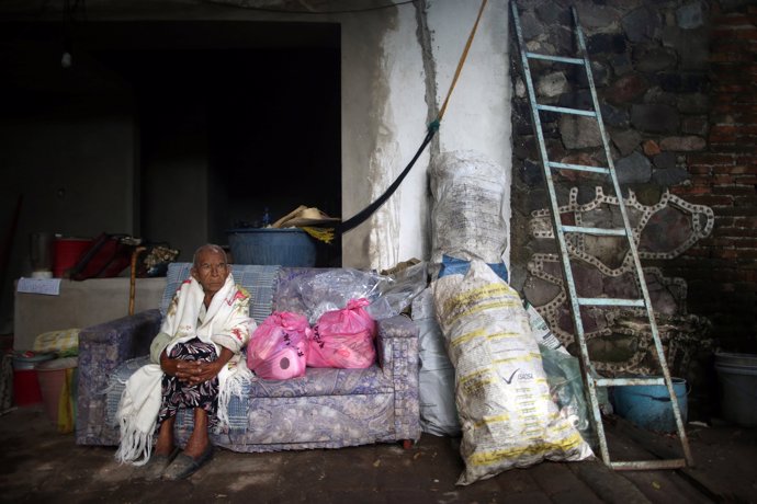 Anciana damnificada por el terremoto en México