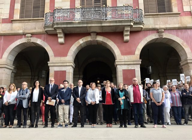 Concentración en el Parlament de rechazo al encarcelamiento de Sànchez y Cuixart