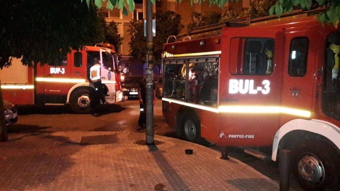 Bomberos durante la extinción 